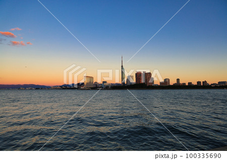 愛宕浜地区、福岡市海浜公園から見た夕暮れ時の室見川河口と福岡タワー周辺 100335690