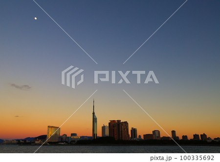 愛宕浜地区、福岡市海浜公園から見た夕暮れ時の室見川河口と福岡タワー周辺 100335692