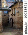 Narrow alleys in Urbino, Italy 100336214