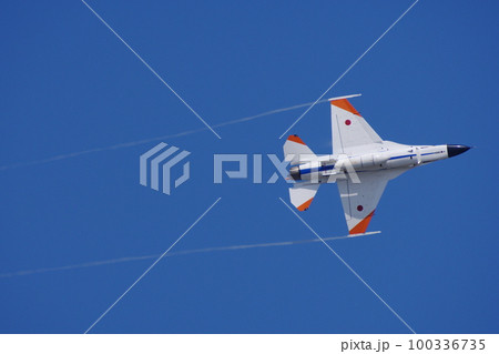 航空祭で機動飛行を行う航空自衛隊 飛行開発実験団のF-2 100336735