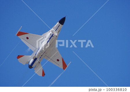 航空祭で機動飛行を行う航空自衛隊 飛行開発実験団のF-2 100336810