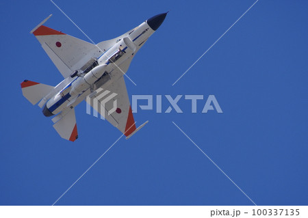 航空祭で機動飛行を行う航空自衛隊 飛行開発実験団のF-2 航空祭で機動飛行を行う航空自衛隊 飛行開発実験団のF-2 100337135