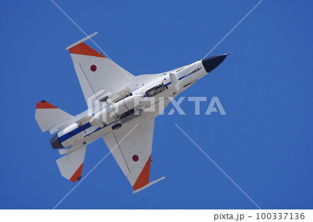 航空祭で機動飛行を行う航空自衛隊 飛行開発実験団のF-2 100337136