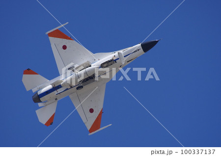 航空祭で機動飛行を行う航空自衛隊 飛行開発実験団のF-2 100337137