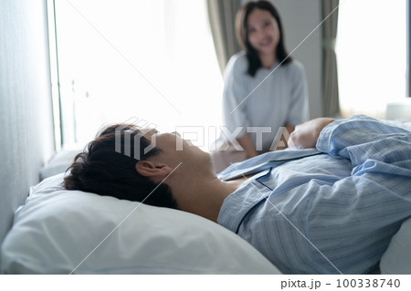 寝室の40代男性 100338740