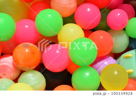 カラフルなスーパーボール 100339928