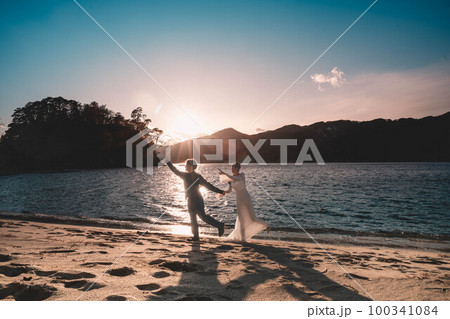 海辺の新郎新婦シルエット 海辺の新郎新婦シルエット 100341084