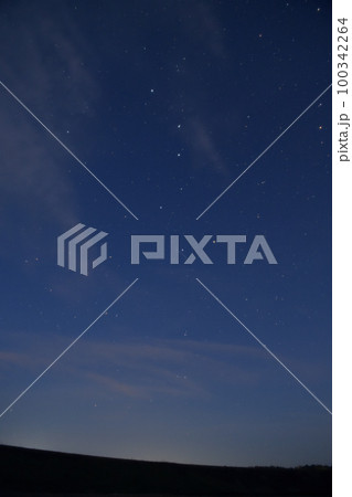 北杜市小淵沢町、夜明け間近の空、小海線築堤の上に北斗七星 北杜市小淵沢町、夜明け間近の空、小海線築堤の上に北斗七星 100342264
