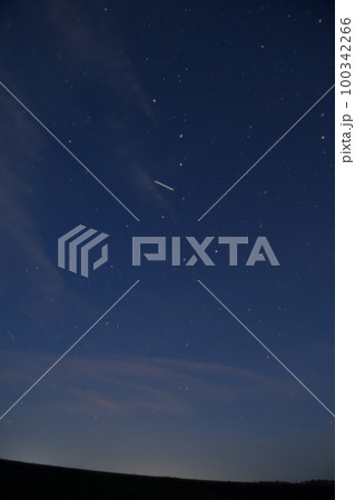 北杜市小淵沢町、夜明け間近の空、小海線築堤の上に北斗七星 100342266