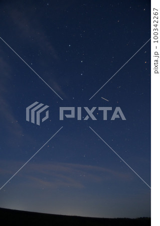 北杜市小淵沢町、夜明け間近の空、小海線築堤の上に北斗七星 北杜市小淵沢町、夜明け間近の空、小海線築堤の上に北斗七星 100342267
