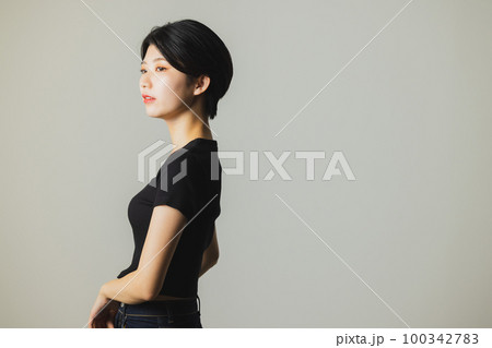 黒いTシャツの女性　 100342783