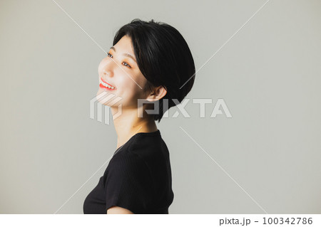 黒いTシャツの女性　 100342786