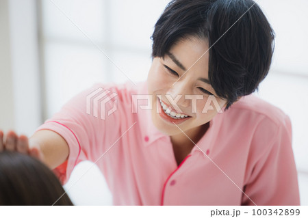 ポロシャツのスタッフ 100342899