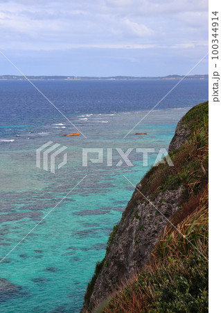 立入禁止となった伊良部島（宮古島）の座礁船 100344914
