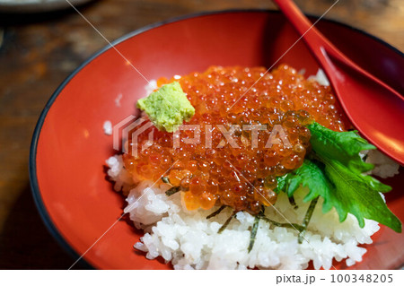美味しそうないくら丼 100348205