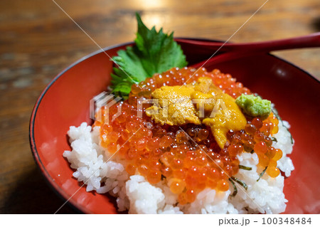 美味しそうなうにいくら丼 100348484