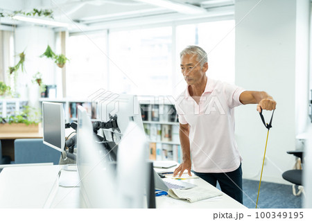 オフィスで筋トレするビジネスマン オフィスで筋トレするビジネスマン 100349195