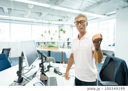 オフィスで筋トレするビジネスマン 100349199