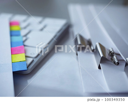 書類、パソコンのビジネスイメージ  100349350