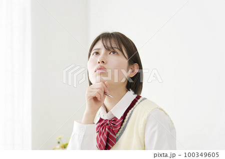 家で考える女子高生 家で考える女子高生 100349605