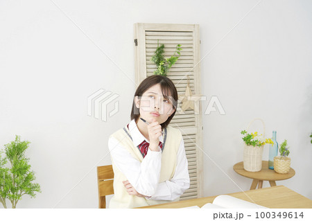 家で勉強中に考える女子高生 100349614