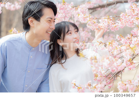 桜を見るカップル 100349657