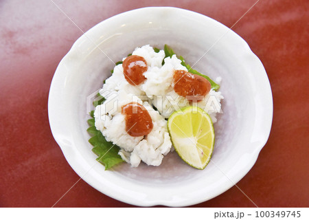 ハモの湯引きに梅肉和えをのせた一品 100349745