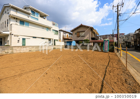 住宅街の空き家を取り壊した後の更地 100350019