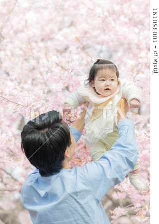お花見をする家族 お花見をする家族 100350191