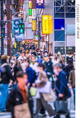 日本の東京都市景観 3月13日。渋谷の道玄坂は脅威の人流。マスク着用はきょうから個人の判断=13日 日本の東京都市景観 3月13日。渋谷の道玄坂は脅威の人流。マスク着用はきょうから個人の判断=13日 100350971