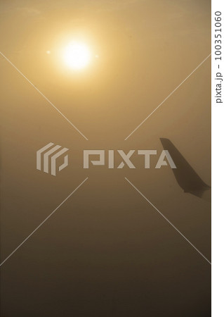 太陽に照らされる旅客機の主翼・ボーイング737・日本トランスオーシャン567便・沖縄上空 100351060