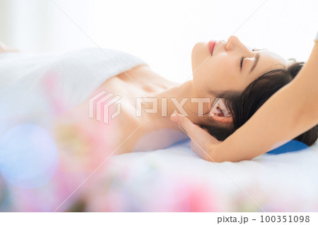 エステ　女性　ビューティー　美容　エステサロン 100351098