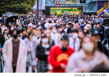 日本の東京都市景観 3月13日。渋谷は脅威の人流。マスク着用はきょうから個人の判断＝13日 100351166