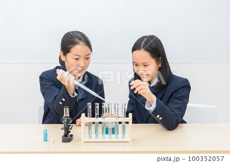 理科の実験をする中学生の女の子 100352057
