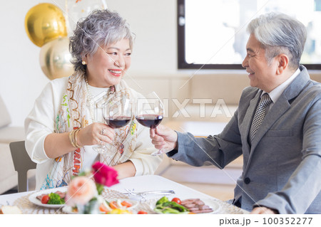 記念日を祝うシニアカップル 100352277