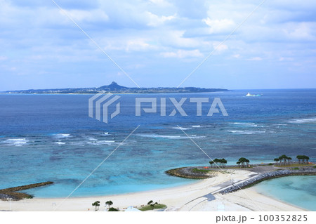 本部町　海洋博公園　エメラルドビーチから見た伊江島 100352825