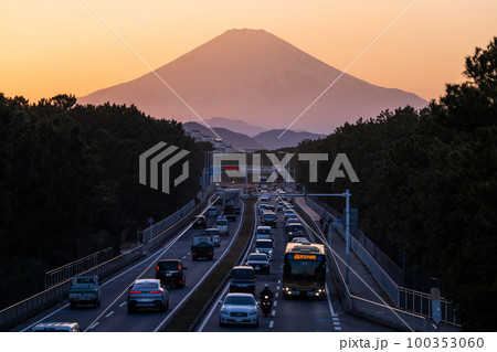 《神奈川県》富士山へ続く道・湘南の夕暮れ 100353060