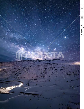 星空と雪山 100353109