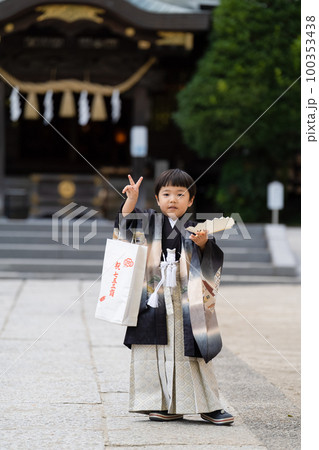 和服姿で七五三のお宮参りに来た5歳児がピースサインで記念撮影しているところ 和服姿で七五三のお宮参りに来た5歳児がピースサインで記念撮影しているところ 100353438