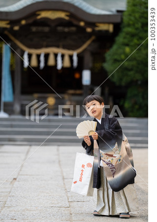 和服姿で七五三のお宮参りに来た5歳児がにこやかな顔でこちらを見ている図 100353439