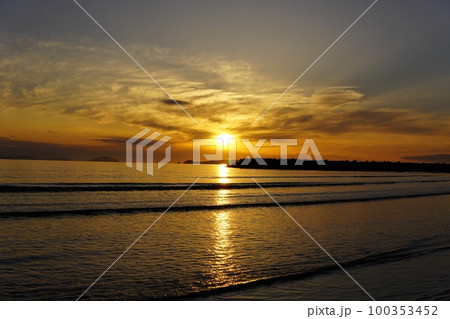 鏡の夕日 100353452