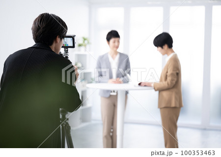 撮影をするチームのイメージ 後ろ姿の顔無し 被写体ボケ 撮影をするチームのイメージ 後ろ姿の顔無し 被写体ボケ 100353463