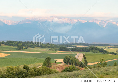 北海道美瑛の丘から見る十勝連峰 100353513