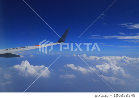 飛行機からの青い空と白い雲 飛行機からの青い空と白い雲 100353549