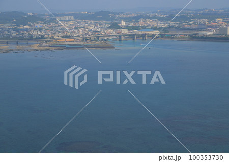 沖縄の青い海 100353730