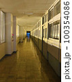 放課後の学校の廊下 100354086
