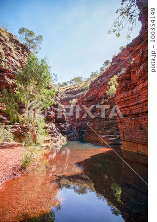 カリジニ国立公園の谷間を流れる川の美しい景色 カリジニ国立公園の谷間を流れる川の美しい景色 100354149