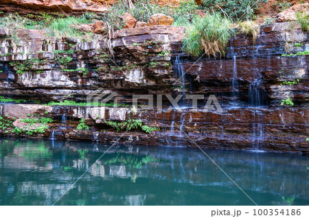 カリジニ国立公園の断層から湧き出す水 100354186
