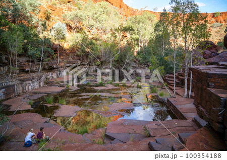 カリジニ国立公園のデールズ渓谷で休憩する二人の観光客 100354188
