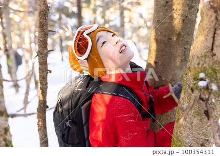 北八ヶ岳にて雪山登山を楽しむ 100354311